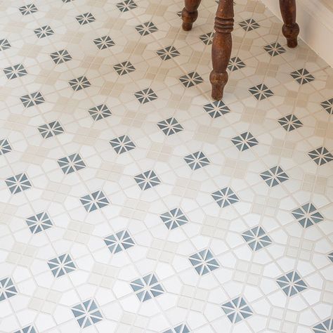 Honeycomb Bathroom Floor, Natural Stone Bathroom Floor, Honeycomb Bathroom, Stone Floor Bathroom, Blue Kitchen Tiles, Vintage Tegel, Patterned Bathroom Tiles, Patterned Tiles, Tiled Hallway