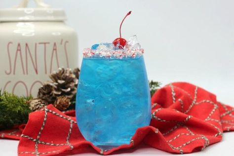 Frosty the Snowman Cocktail | Winter Cocktails | Blue Cocktails | Holiday Cocktails | Christmas Cocktails | Peppermint Cocktails | Coconut Rum Cocktail | Schnapps Cocktail | Candy Cane Cocktail | #cocktail #recipe #holidays #Christmas #peppermint Christmas Cocktails Peppermint, Elf Cocktail, Peppermint Cocktails, Snowman Cocktail, Candy Cane Cocktail, Peppermint Cocktail, Holiday Cocktails Christmas, Cocktails Christmas, Vodka Recipes Drinks