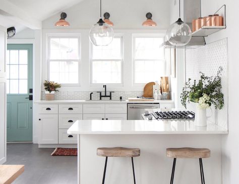 I am smitten with these copper lights😍 Farmhouse Kitchen Inspiration, Kitchen Ikea, Minimalist Dekor, Scandinavian Kitchen, Modern Farmhouse Kitchens, Trendy Kitchen, Kitchen Remodel Idea, Home Design Decor, Kitchen Inspo