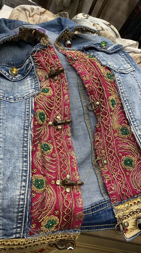 Patchwork Jean Jacket Diy, Upcycled Denim Jacket Altered Couture, Jean Jacket Diy Upcycling, Diy Jacket Refashion, Denim Jacket Diy, Jean Jacket Diy, Customised Clothes, Refashioned Clothing, Upcycled Jackets