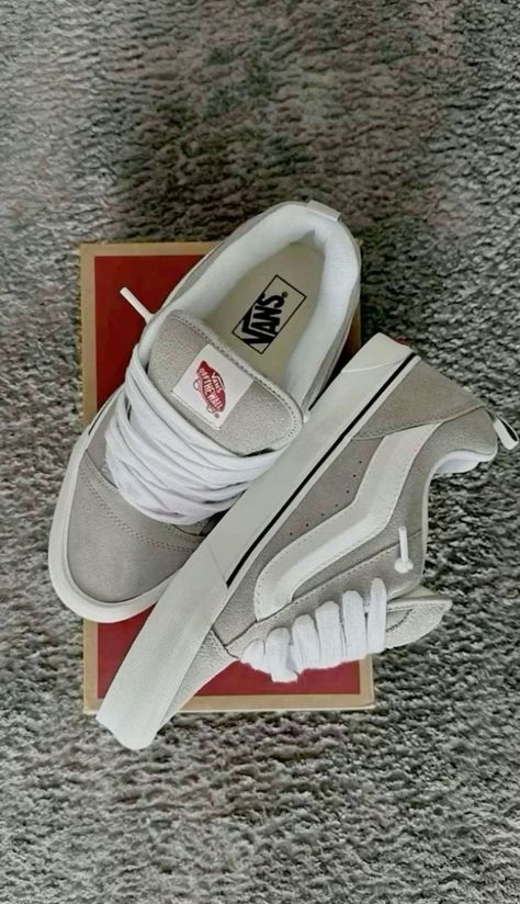 Estilo Vans, Pretty Sneakers, Trendy Shoes Sneakers, Pretty Shoes Sneakers, Kicks Shoes, Shoes Outfit Fashion, Cute Nike Shoes, Fresh Shoes, Hype Shoes