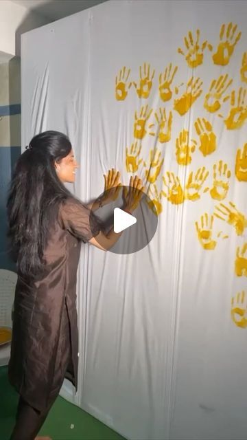 Home Mehandi Decor, Flower Decoration For Haldi Ceremony, Haldi Ideas Decoration, Haldi Decorating Ideas, Haldi Decors At Home, Home Made Haldi Decoration, Decorations For Haldi Ceremony, Home Decor For Haldi Function, Haldi Easy Decoration