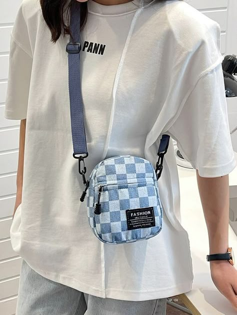 Mini Checkered Pattern Patch Detail Crossbody Bag #jeansbagpatterns #jeanbagspatternideas #recyclejeansbagpattern Jeans Bags Ideas Sewing Patterns, Mini Bag Diy, Upcycle Bag, Diy Crossbody Bag, Bag Upcycling, Mini Bag Pattern, Diy Bags Jeans, Upcycled Bags, Jean Bag