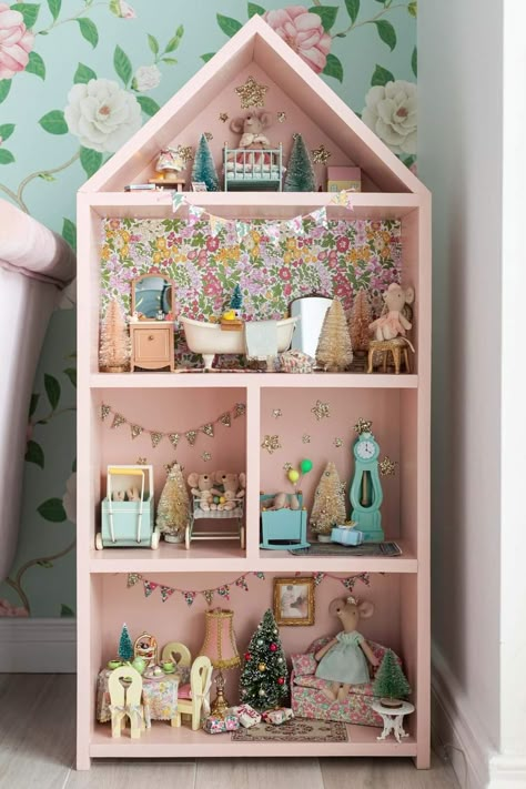 Maileg Inspired Nursery, Doll House Shelf Diy, Air Dry Clay Doll House Furniture, Maileg House Ideas, Maximalist Dollhouse, Diy Maileg Dollhouse, Diy Doll House Ideas, Doll House Aesthetic, Painted Doll House