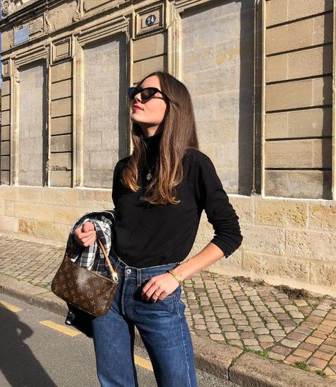 Style Parisienne, Lv Pochette, Quoi Porter, Street Style Parisian, Bootcut Jean, Boyfriend Jean, Casual Hairstyles, Van Halen, Luxury Bag