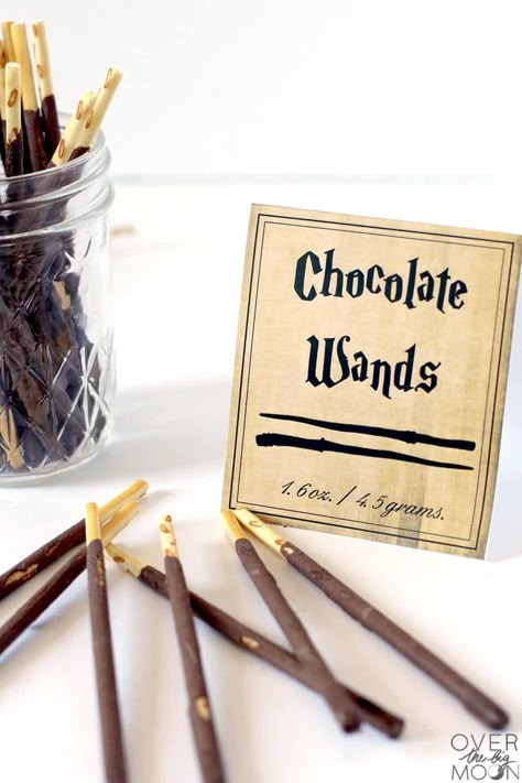 These Harry Potter Candy Labels are great to pair with coordinating candy for your upcoming Harry Potter party or Movie Night! I love to set up a Harry Potter Candy Store and have my customers use Knuts or Sickles to purchase the candy! From overthebigmoon.com #harrypotter #hogwarts #diagonalley #honeydukes #wizardingways #hermionegranger #ronweasley #dumbledore #candylabels #candystore #potterhead Harry Potter Candy Labels, Harry Potter Theme Birthday Party, Harry Potter Baby Shower Ideas, Harry Potter Snacks, Harry Potter Shower, Harry Potter Parties Food, Harry Potter Candy, Baby Shower Ideas Decorations, Harry Potter Bridal Shower