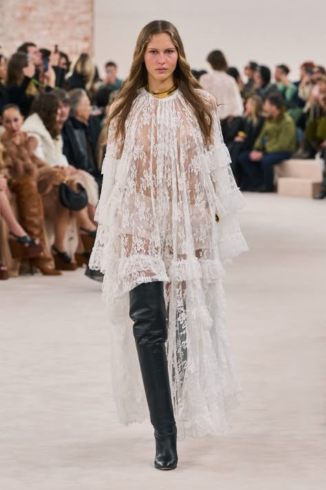 Chloé Fall 2024 Ready-to-Wear
https://www.vogue.com/fashion-shows/fall-2024-ready-to-wear/chloe/slideshow/collection#8 Chloe Fashion, Stile Boho Chic, Look Boho Chic, Boho Chique, Boho Mode, Mode Boho, Emily Ratajkowski, Lace Maxi Dress, Estilo Boho