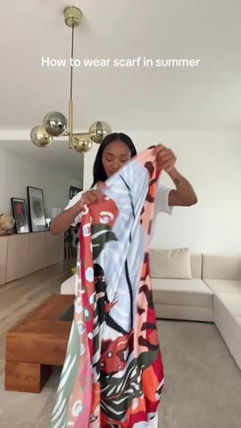 claudyamoreira (@claudyamoreira1) | TikTok Scarf Fashion Outfit, Scarf Wearing Styles, Looks Pinterest, Scarf Ideas, Ways To Wear A Scarf, Wear A Scarf, How To Wear A Scarf, Diy Fashion Hacks, Diy Fashion Clothing