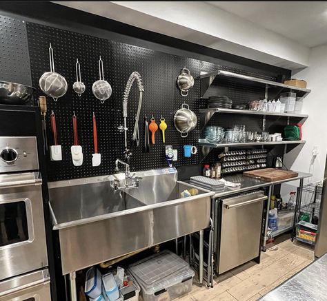 Kitchen Studio Design, Small Restaurant Kitchen, Kitchen Restaurant Design, Tiny Sink, Commerical Kitchen, Open Kitchen Restaurant, Restaurant Kitchen Equipment, Restaurant Kitchen Design, Commercial Kitchen Design