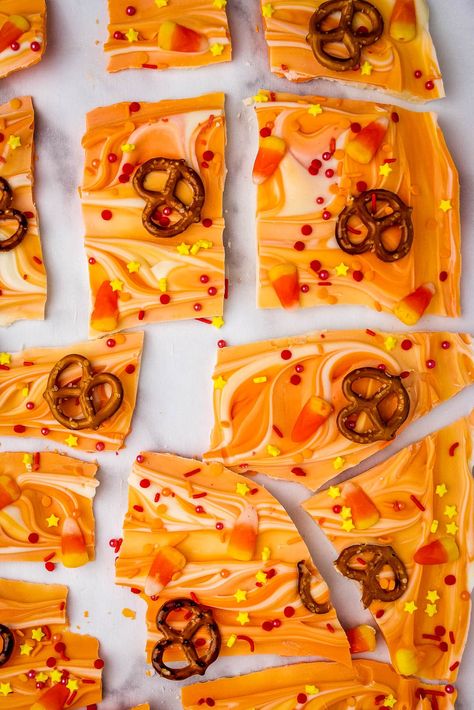 Easy Halloween candy bark is made with orange candy and white chocolate base topped with candy corn and pretzels. It is quick and easy to mix, chill, and then crack into pieces for an addictive treat. Dry Ice Cocktails, Monster Cake Pops, Halloween Candy Bark, Halloween Bark, Chocolate Pumpkin Cake, Halloween Candy Bar, Candy Bar Cookies, Halloween Themed Food, Spooky Snacks