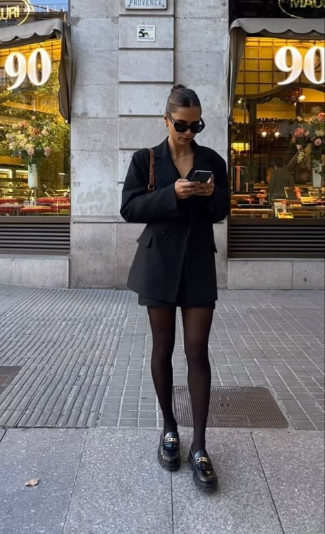 Loafer classic blazer outfit inspiration autumn 2023 ideas Black Loafers Outfit, Loafer Outfits, Blazer Dress Outfits, Black Blazer Outfit, Loafers Outfit, Fest Outfits, Work Fits, Blazer Outfit, Paris Outfits