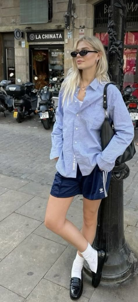 Loafers Shoes Outfit, Adidas Shorts Outfit, Adidas Track Pants Outfit, Linda Sza, Adidas Shorts Women, Short Adidas, Track Pants Outfit, Italian Summer Outfits, Short Pants Outfit