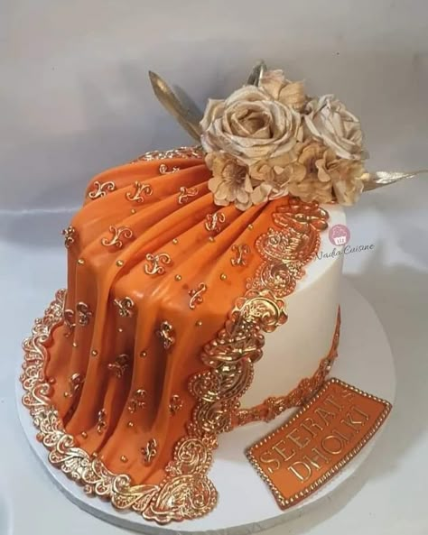 Dholki Look, Dhol Cake, Haldi Cake, Wedding Illustration Drawings, Dholki Cake, Saree Cake, Cake Ideas For Wedding, Henna Cake Designs, Bollywood Cake