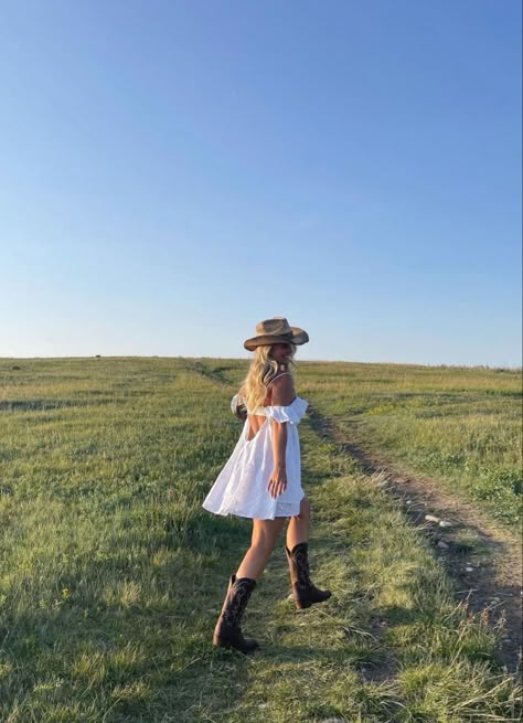 Country Cottage Core Outfits, Western Aesthetic Photoshoot, Cmc Outfits, Farm Girl Outfits, Countryside Outfit, Country Photoshoot, Mode Country, Country Girl Aesthetic, Cowgirl Photoshoot