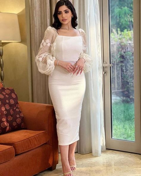 elle.fashionw on Instagram White Engagement Dress, Dress Natal, Graduation Clothes, White Dress Classy, White Engagement Dresses, White Party Dress, Elegant White Dress, Classy Wedding Dress, Engagement Dress