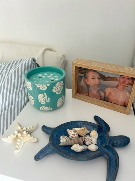 Shell Bedroom Decor, Bedroom Inspo Coastal, Beachy Desk Decor, Aesthetic Beach Room Ideas, Sea Inspired Bedroom, Blue Beachy Room, Room Beach Aesthetic, Coastal Beach Room, Room Essentials Bedroom