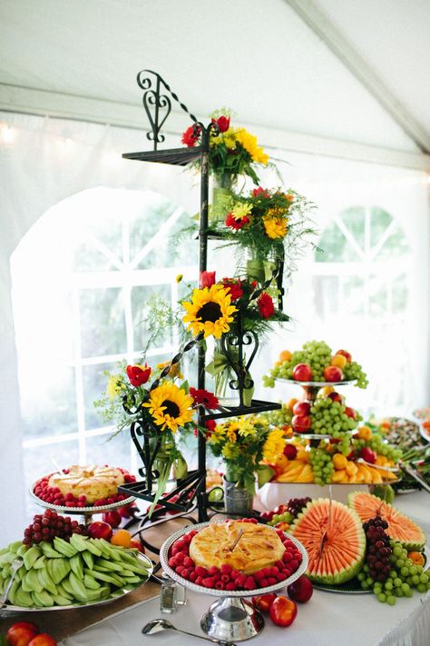 Sunflower Fruit Display, Cake Platter Decor Display, Graduation Banquet, Fruit Tables, Food Display Table, Peacock Wedding Cake, Awesome Wedding Ideas, Food Set Up, Gourmet Food Plating