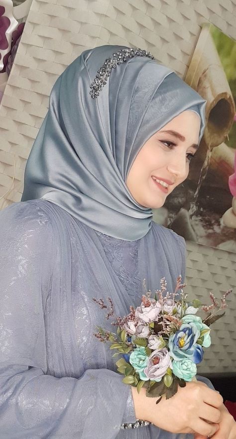 Hijab Style With Gown, Sadi Pic, Saree With Hijab, Hijab Styles For Party, Headpiece Hijab, Look 2023, Wedding Hijab Styles, Bridal Hijab Styles, Hijabi Brides