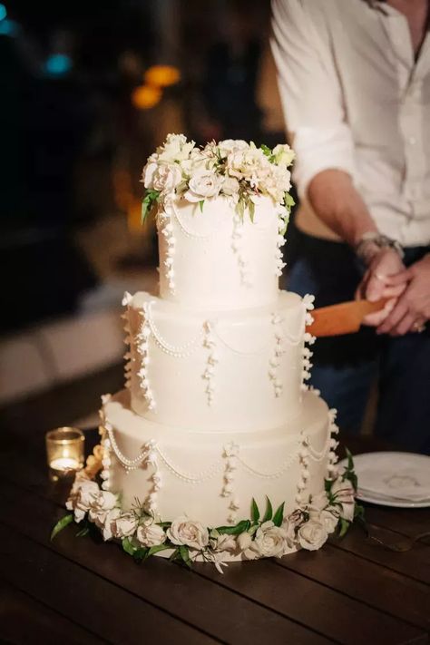 13 Vintage Wedding Cake Ideas Buttercream Rosette Cake, One Tier Cake, 1980s Wedding, Nostalgic Wedding, Rosette Cake, Cake Trends, Simple Wedding Cake, Wedding Cakes Vintage, Cake Inspo