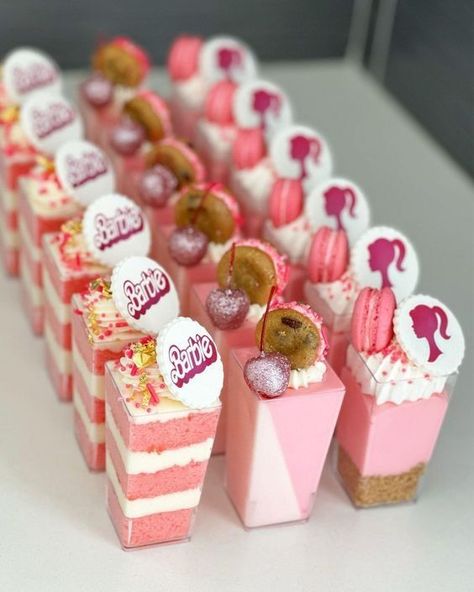 Barbie Dessert Ideas, Barbie Party Desserts, Barbie Themed Crafts, Barbie Dessert Table Ideas, Sorority Brunch, Barbie Desserts, Barbie Sweets, Desert Shooters, Desserts In Cups