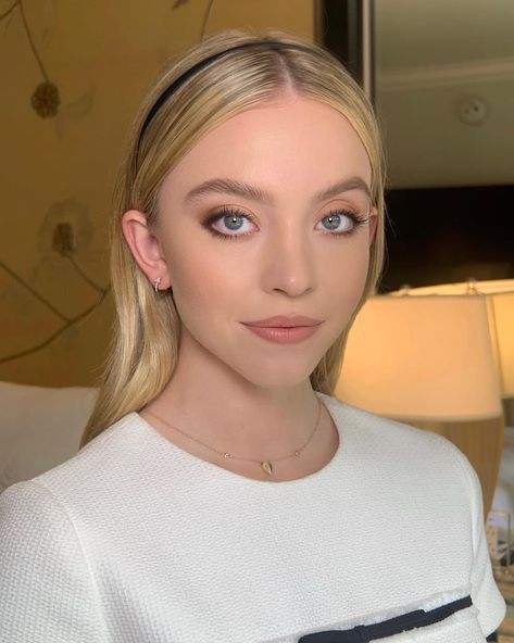 Makeup Trend For 2020: Lived-In Eye Makeup Round Blue Eyes Makeup, Sydney Sweeney Makeup, Doe Eye Makeup, Makeup For Round Eyes, Protruding Eyes, Everyday Makeup Looks, Eye Trends, 2020 Makeup, Huge Eyes