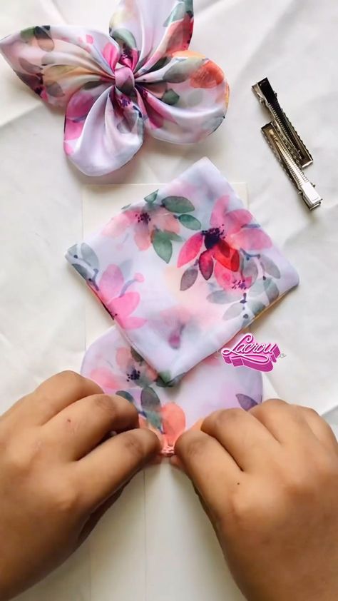 Instagram video by Franciele Fernandes • Jan 27, 2024 at 4:01 AM Fabric Bow Pattern, Bow Headband Diy, Bow Stitching, Bows Pattern, How To Make Butterfly, Hair Bows Diy Ribbon, Diy Hair Scrunchies, Headband Diy, Diy Hair Accessories Ribbon