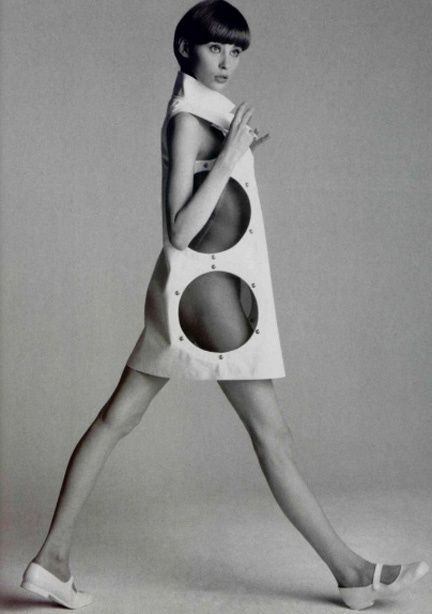 cool vintage dress with circle cutouts Andre Courreges Futuristic Fashion Design, 60s Space Age, Space Age Fashion, Andre Courreges, The Dictator, Faye Dunaway, Jean Patou, Fashion 1960s, 1960's Fashion