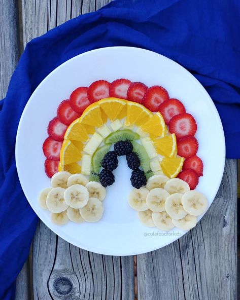 Cute Ways To Serve Fruit, Kid Food Art, Rainbow Fruit Platter, Food Art Lunch, Rainbow Fruit Platters, Cute Food For Kids, Fruit Rainbow, Fruit Art Kids, Rainbow Foods