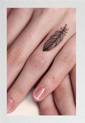 Feather finger tattoo Fingers Tattoo, Small Feather Tattoo, Tato 3d, Feather Tattoo Meaning, Indian Feather Tattoos, Tiny Finger Tattoos, Tato Minimal, Small Finger Tattoos, Tato Henna