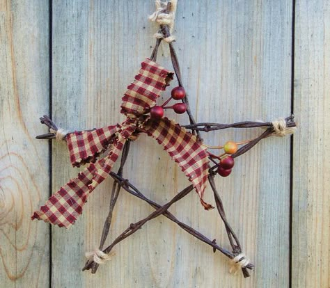 Upcycled Barb Wire Star by rusticpatriotgirl Barbed Wire Star, Barb Wire Crafts, Wire Star, Barbed Wire Art, Hantverk Diy, Barb Wire, Primitive Crafts, Country Crafts, Barbed Wire