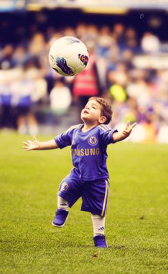 Little kids playing soccer is just about the best thing ever. Kids Playing Football, Soccer Drills For Kids, Playing Soccer, Fc Chelsea, Soccer Drills, Soccer Life, Chelsea Football Club, Soccer Coaching, Soccer Skills