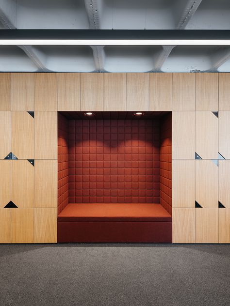 Gallery of OLX Offices / Pedra Silva Arquitectos - 29 Alcove Seating, Ikea Linnmon, Locker Designs, Office Lockers, Office Nook, Booth Seating, Office Space Design, Workplace Design, Workspace Design