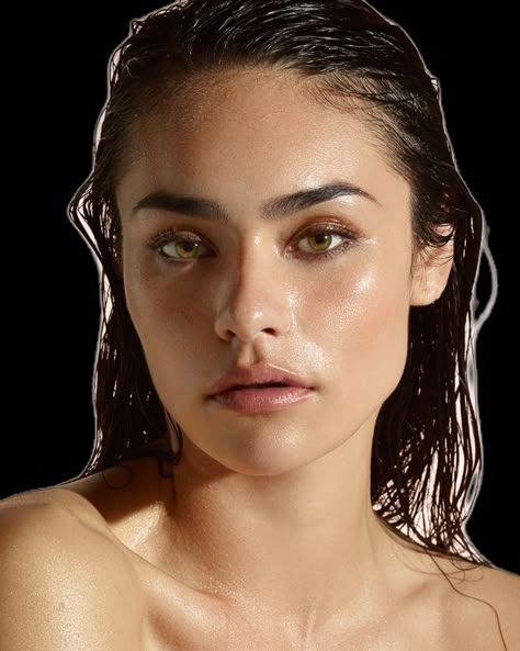 Hair Styles Wet Look, Wet Look Fashion Editorial, Model Commercial Photography, Wet Look Studio Photoshoot, Self Portrait Shoot Ideas, Wet Hair Model Look, Wet Photo Shoot Ideas Studio, Wet Hairstyle Look, Wet Hair Look Editorial