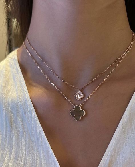 Van Cleef Alhambra, Van Cleef Necklace, Van Cleef And Arpels Jewelry, Four Leaf Clover Necklace, Expensive Jewelry Luxury, Clover Pendant, Luxe Jewelry, Jewelry Accessories Ideas, Dope Jewelry