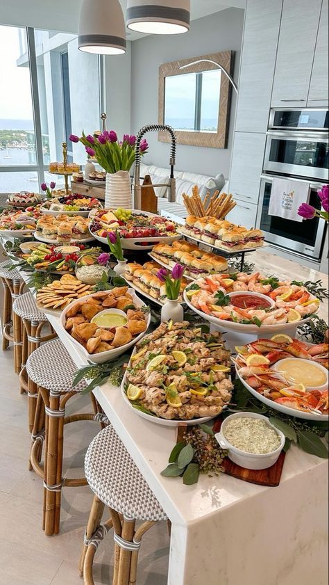 Brunch Spread Table, Birthday Buffet Ideas Food, Elegant Buffet, Chic Table Settings, Table With Food, Birthday Food Ideas, Party Food Table, Party Buffet Table, Buffet Set Up