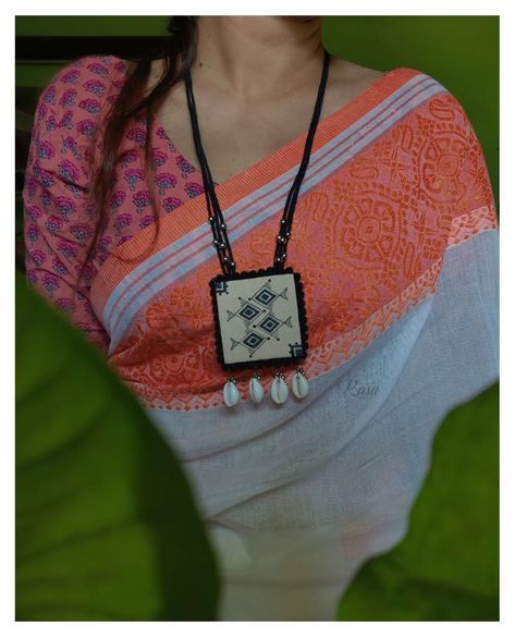 TRYON 💁‍♀️ •|| CHITRA ||• Hand-painted Neckpiece 🎨🖌️ These neckpieces are fully adjustable. Colour Customisable! DM for details 🩷 . . . . . . . . . . . . . [handcrafted, handmade jewelry, hand painted, big size pendant, big size necklace, customised necklace, handcrafted, handmade with love, handmade gifts, saree lover, neckpiece, fabric jewellery, sustainable fashion summer collection, daily wear earrings, hand-painted jewelry, hand-painted necklace, necklace lover, diy necklace, necklace co... Statement Necklace Diy, Jewellery Minimal, Daily Wear Earrings, Painted Necklace, Hand Painted Necklace, Paint Fabric, Fabric Jewellery, Painted Jewelry, Hand Painted Jewelry