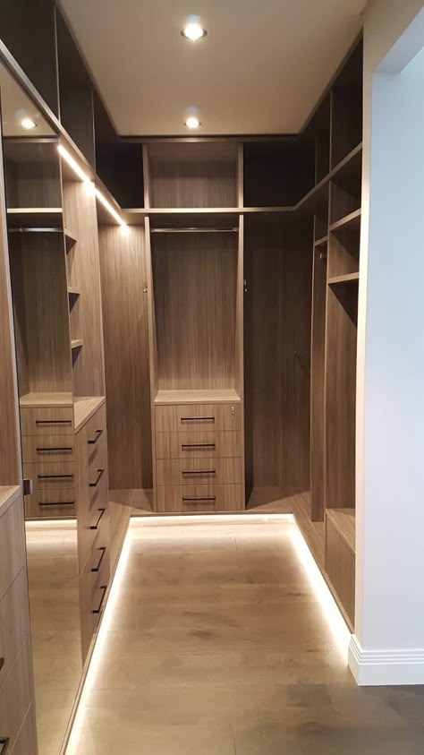 Small Master Closet, Small Dressing Rooms, Wardrobe Laminate Design, Bedroom Wardrobe Design, Dressing Design, Luxury Closets, Closets Design, Dressing Room Closet, Dream Closet Design