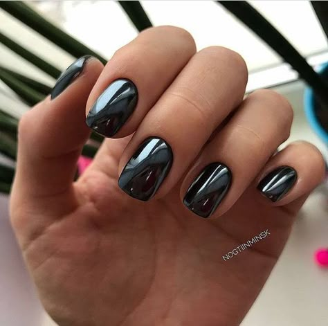 Black Nails Mirror Effect, Black Chrome Gel Nails, Black Chrome Nails Designs Short, Black Mirror Nails, Black Nails With Chrome Powder, Shellac Chrome Nails, Short Black Chrome Nails, Mirror Nails Design, Black Chrome Nails Designs