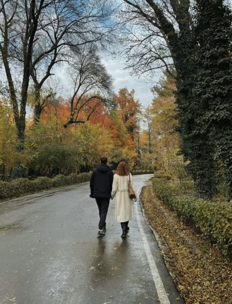 Autumn Lovers Aesthetic, Romantic Walk Aesthetic, Cute Couple Pics Autumn, Autumn Love Couple Aesthetic, Romantic Walk Couple, Walking Aesthetic Couple, Autumn Walks Aesthetic, Autumn Date Aesthetic, Couple Autumn Aesthetic