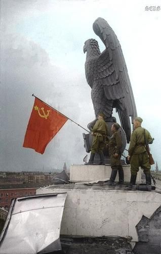 Soviet Flag, Perang Dunia Ii, Ww2 Photos, Ww2 History, Wwii Photos, German History, Soviet Army, Soviet Art, Red Army