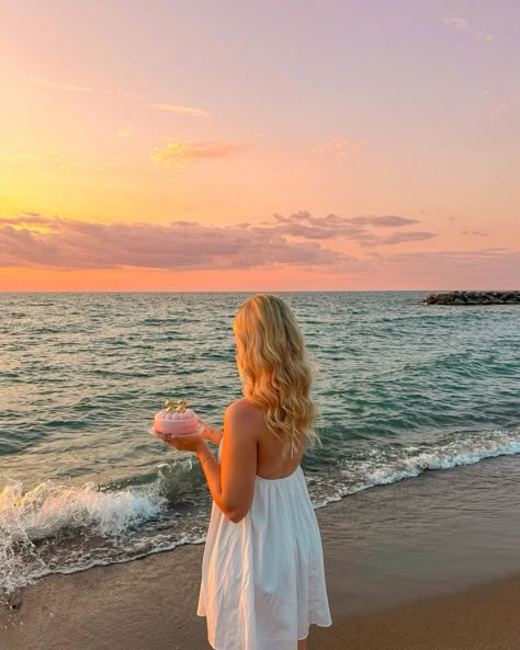 Bday At The Beach, 22 Bday Ideas, Beach Sunset Birthday, Beach Birthday Pictures, Beach Bday Party Ideas, Birthday Aesthetic Photoshoot, Florida Beach Outfits, Birthday Beach Pictures, Beach Birthday Aesthetic