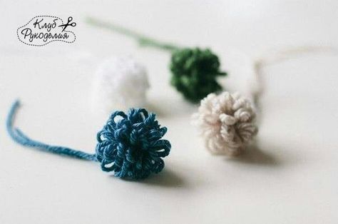 Diy Fleur, Pom Pon, Pins Diy, Handmade Rakhi, Pom Crafts, Pom Pom Crafts, Crocheted Flowers, Yarn Projects, Knitting Techniques