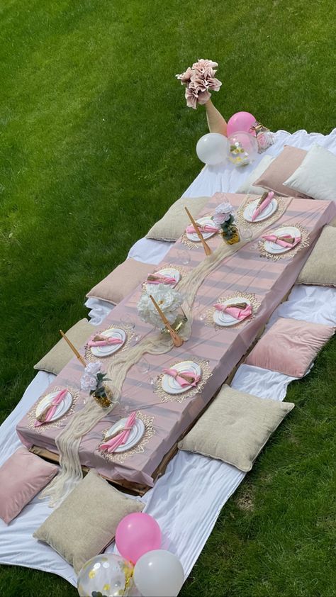 Simple Picnic Decor, Hijab Party Ideas Decoration, Picnic Decorations Ideas Simple, Picnic Set Up Ideas Simple, Thanksgiving Dinner Aesthetic, Backyard Birthday Party Ideas, Mexican Picnic, Friendsgiving Theme Ideas, Simple Thanksgiving Dinner