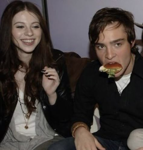 Gossip Girl Cast, Estilo Blair Waldorf, Georgina Sparks, Kaptan Jack Sparrow, Gossip Girl Aesthetic, Chuck Blair, Chuck And Blair, Casting Pics, Chuck Bass