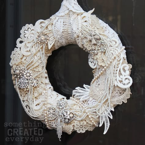 Jewelry Wreath, Doily Crafts, Rag Wreaths, Doily Art, Shabby Chic Wreath, Wreath Hanging, Doilies Crafts, Decoration Shabby, Lace Crafts