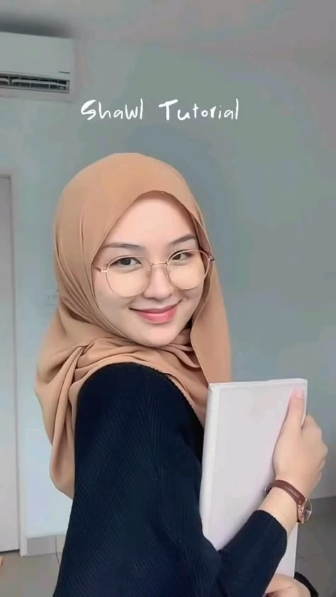 Style Hijab Simple, Shawl Tutorial, Tudung Shawl, Fesyen Islam, Mekap Mata, Tutorial Hijab Pashmina, Simple Hijab Tutorial, Estilo Hijab, Stile Hijab