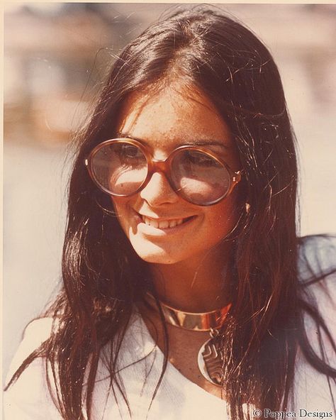 Women's Sunglasses by clothes style from Ray-Ban Sunglasses Website. http://www.bsalerayban.com 70s Glasses, Hippie Glasses, 70s Sunglasses, Patti Hansen, Disco Costume, 60s 70s Fashion, Estilo Hippy, Lauren Hutton, Seventies Fashion