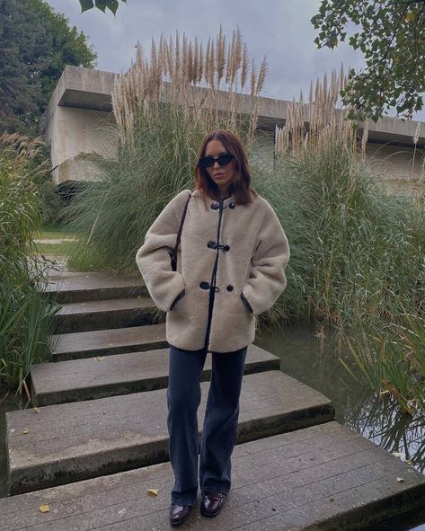 Shearling Jacket Outfit, Mango Coats, Trendy Date Night Outfit, Oversized Wool Coat, Sporty Sunglasses, Faux Shearling Jacket, Toggle Button, Classic Trench Coat, Fur Fabric