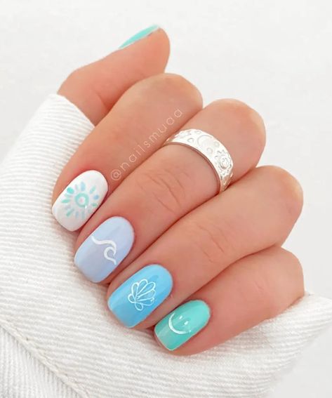 Shellac Nail Ideas Summer, Acrylic Nails Beach Theme, Cute Nail Designs For The Beach, Coastal Nails Short, Beach Nail Inspiration, Cute Vacation Nails The Beach, Hazel Nails, Letnji Nokti, Summer Fingernails