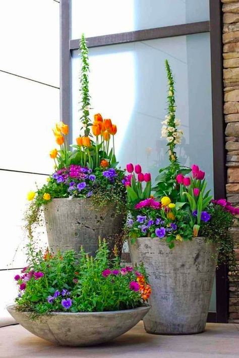 30+ Inspiring Ideas To Freshen Up Your Front Porch For Spring Porch Flower Pots, Garden Totem, Planters Diy, Porch Flowers, Small Front Yard Landscaping, Small Front Yard, Cement Planters, Garden Containers, Landscape Designs